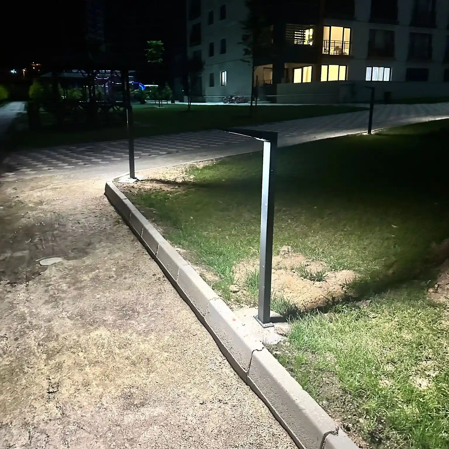 Modern ve Şık Bahçe Aydınlatma Direkleri